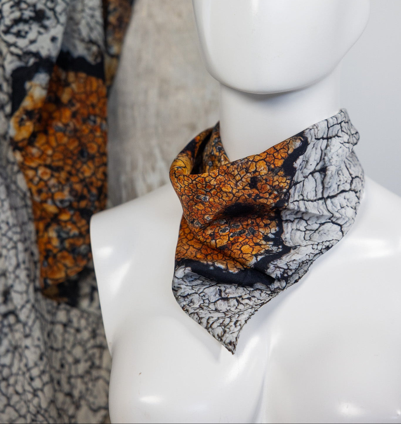 Ofið landslag / Woven Landscape - Bandana 100% silk (45 × 45 cm)