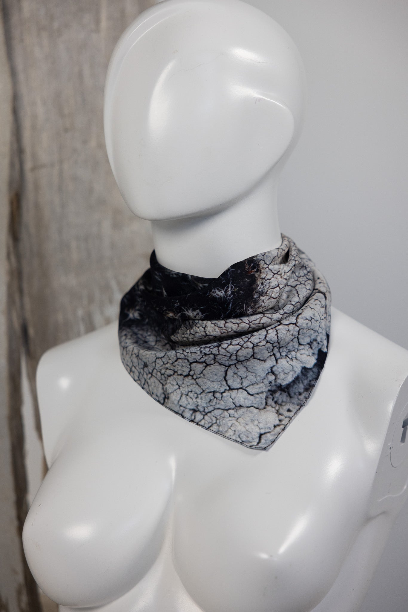 Ofið landslag / Woven Landscape - Bandana 100% silk (45 × 45 cm)